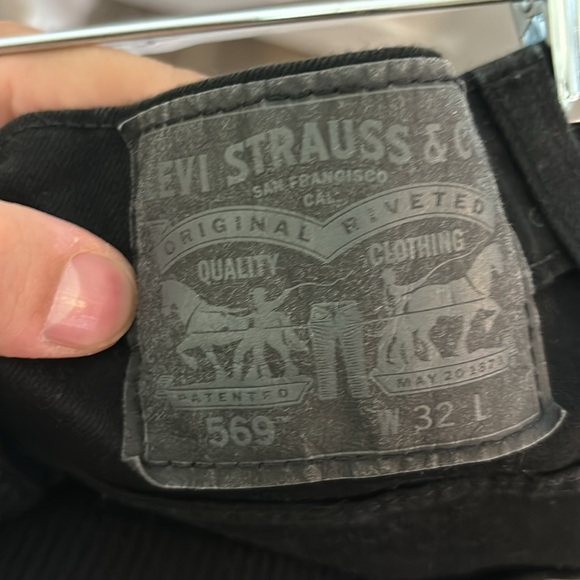 Levi’s black denim shorts size 32 - Picture 2 of 3